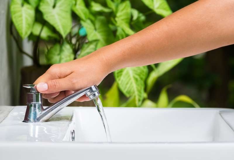 ahorro de agua en el baño con plomero