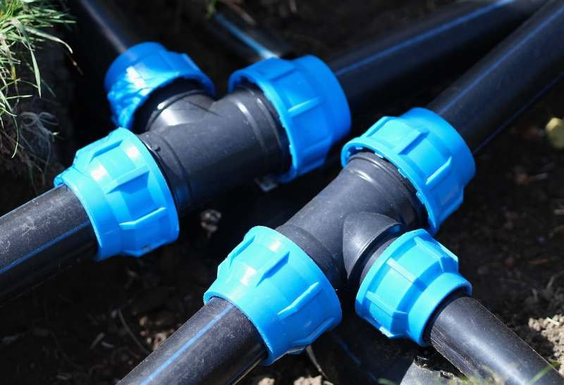 sistema de fontanería en el jardín