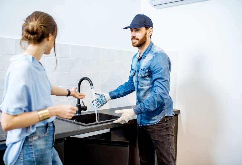 Cómo solucionar problemas comunes de plomería en la cocina (1)