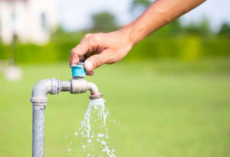 Pasos para reparar una tubería rota en el jardín (1)